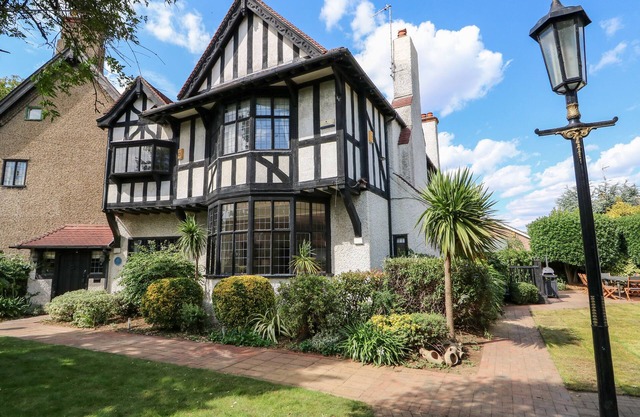 THE CHESTNUTS, pet friendly, luxury holiday cottage in Peterborough