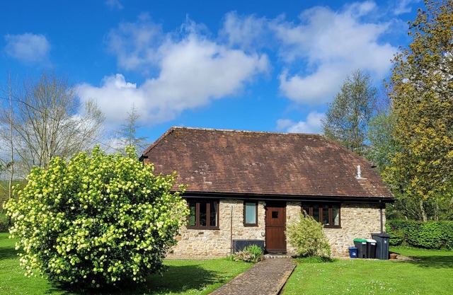THE CIDER HOUSE, pet friendly, character holiday cottage in Dalwood