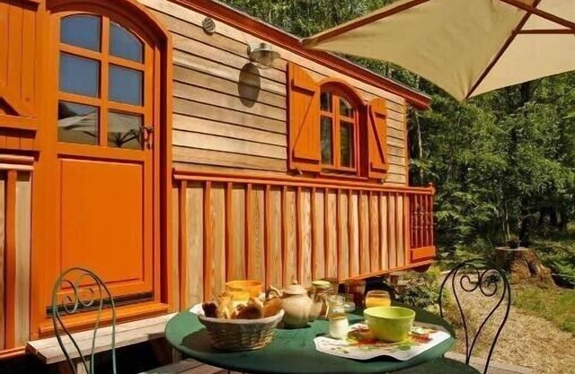 The CIRCUS ROULOTTE in the Pays d'Auge. The unusual, modern comfort