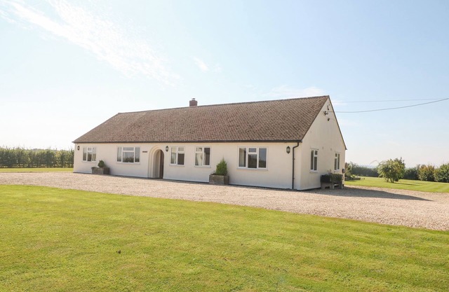 THE CLEALINGS, pet friendly, with open fire in Witney