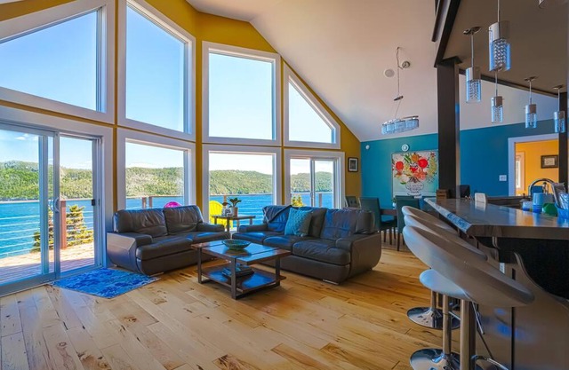The Cliff House-Luxury Chalet with Hottub