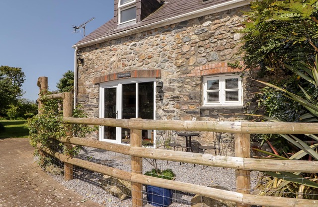 THE COACH HOUSE, pet friendly, with open fire in Wolfscastle