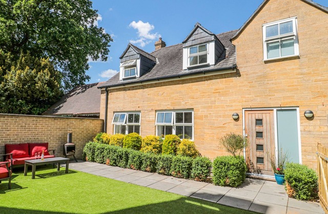 THE COACH HOUSE, pet friendly, with a garden in Castle Cary