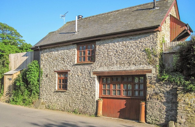 THE COACH HOUSE, pet friendly, with open fire in Kingston