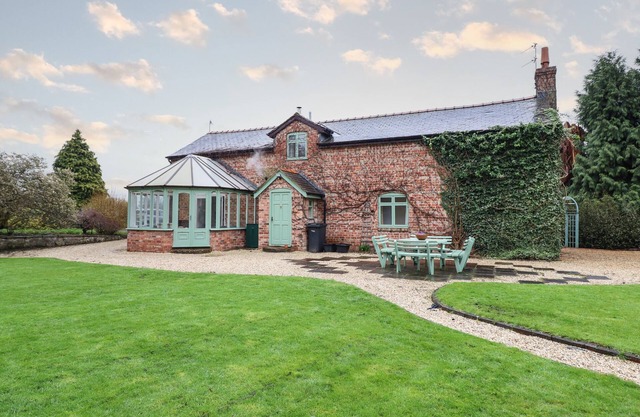 THE COACH HOUSE, pet friendly, with hot tub in Llanymynech