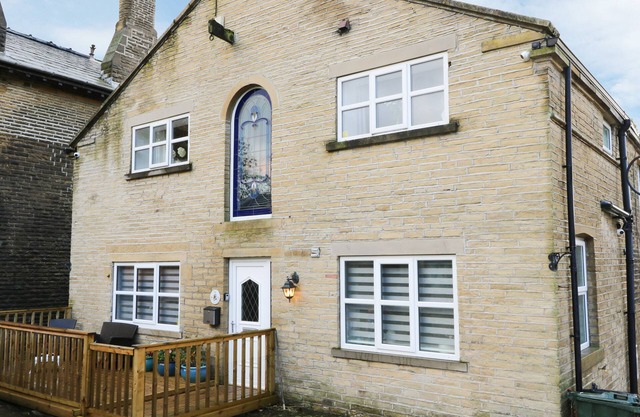 THE COACH HOUSE, pet friendly in Thornton, West Yorkshire
