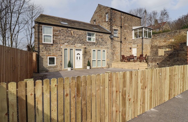 THE COACH HOUSE, pet friendly in Riddlesden