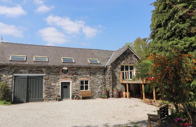 THE COACH HOUSE, pet friendly, with open fire in Llangollen