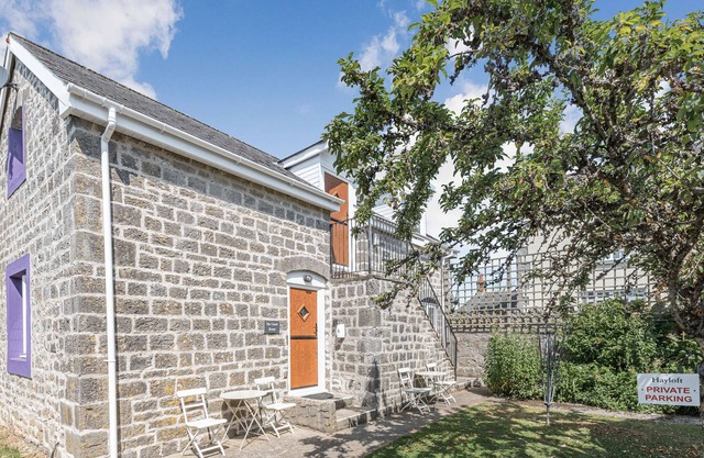 THE COACH HOUSE, pet friendly, with pool in St Florence