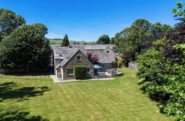 THE COACH HOUSE, pet friendly, character holiday cottage in Padstow