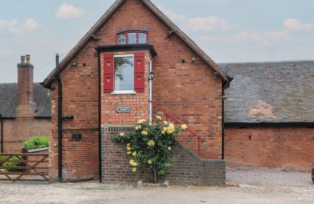 THE COACH HOUSE, romantic, character holiday cottage in Rosliston
