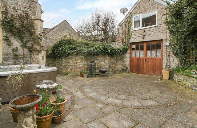 THE COACH HOUSE, romantic, character holiday cottage in Charlton Adam