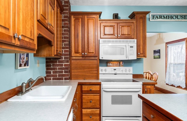 The Cobblestone Farm, cozy Northern Michigan farmhouse close to Traverse City