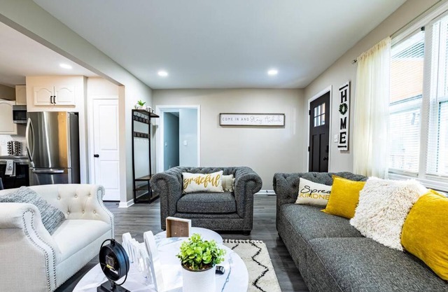 The Cola White House (Sleeps 16, Large Backyard, 7 minutes to Downtown)