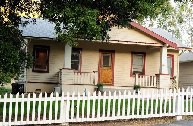 The Colony Cottage - Rural setting close to town.