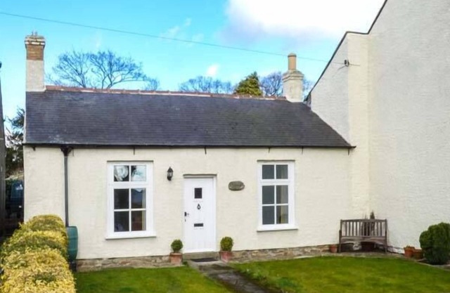 THE CONIFERS, romantic, character holiday cottage in Ovington