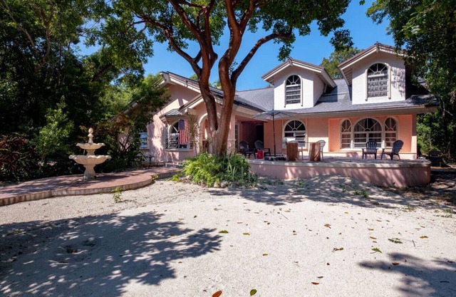 The Coral House - Bayside Retreat for 6-10+ guests