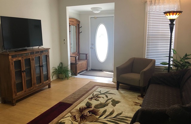 The Corn Palace Cottage - Great Location
