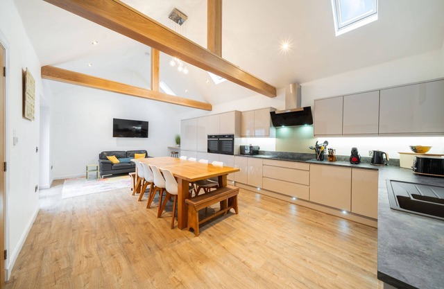 The Corner House - a house that sleeps 10 guests in 4 bedrooms