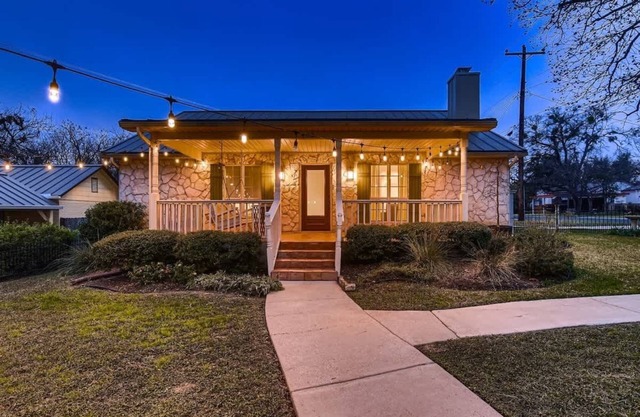 The Cornerstone Cottage - steps from the Square!