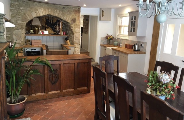 The Cotswolds - The Hall - Grade II listed cottage in the centre of Burford.