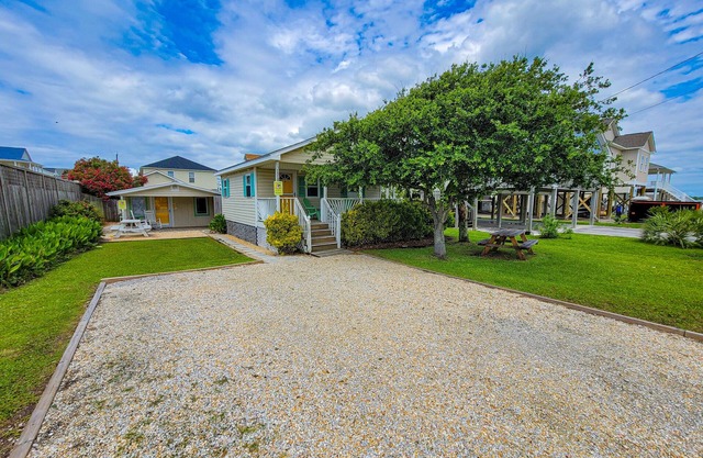 The Cottage - 2 BR Beach Bungalow near Nightlife!