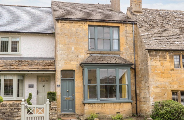 THE COTTAGE AT BROADWAY, pet friendly, with a garden in Broadway