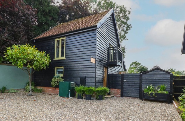 THE COTTAGE BARN, romantic, character holiday cottage in Rickinghall