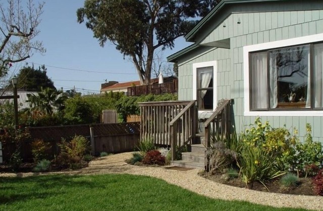 The Cottage- Fully equipped 1 bdrm house, 2 blks to awesome beach