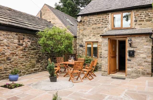 THE COTTAGE, pet friendly, character holiday cottage in Hayfield