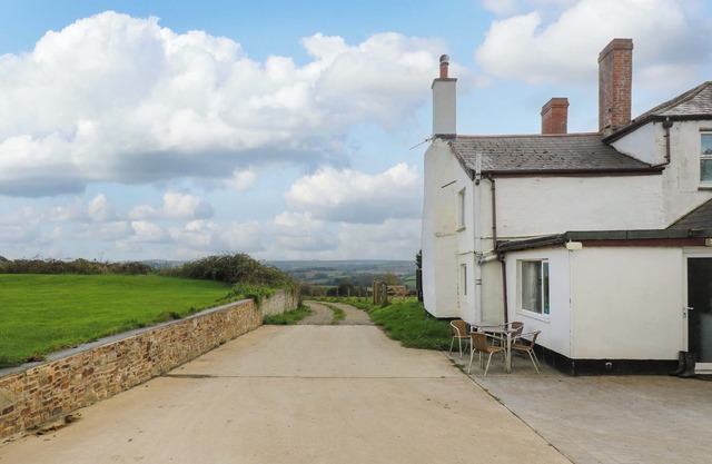 THE COTTAGE, pet friendly, with open fire in Bideford