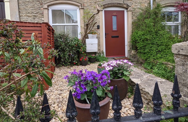 THE COTTAGE, pet friendly, character holiday cottage in Tetbury