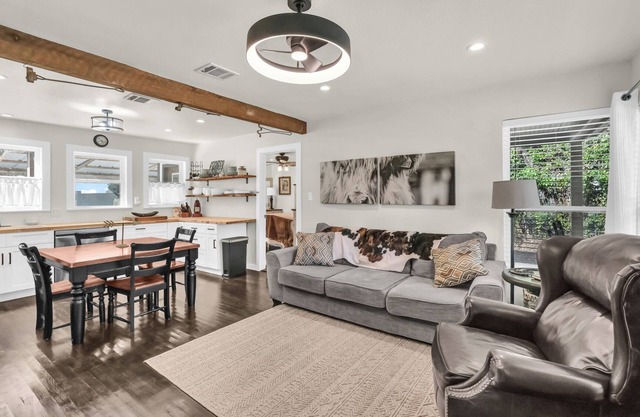 The Country Cottage - Family Friendly Home just minutes from Weatherford!