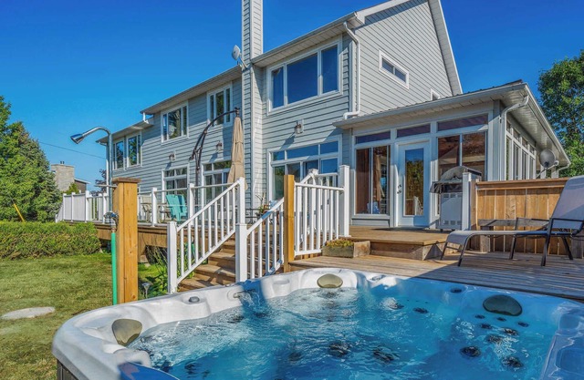 The County Lakehouse - Waterfront w Hot Tub