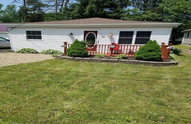 The Cove, cozy cottage by Edinboro Lake
