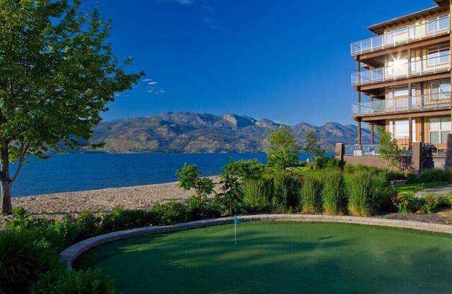 The Cove Lakeside, private grnd flr w/large covered deck, lake, park, mtn view