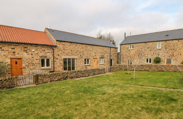 THE COW SHED, family friendly, with hot tub in Marsh Lane