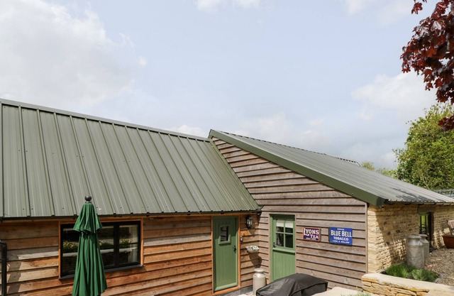 THE COW SHED, pet friendly, with a garden in Frampton Mansell