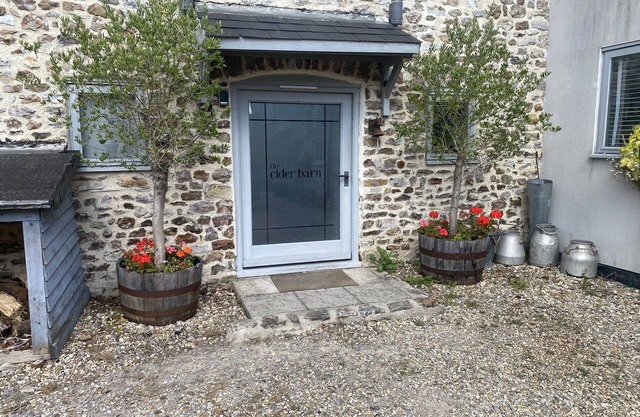 THE COW SHED, pet friendly, character holiday cottage in Bishopswood