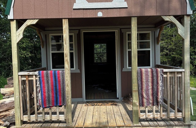 The Cowboy Cabin, secluded and peaceful, only 5 min from town & sleeps 4.