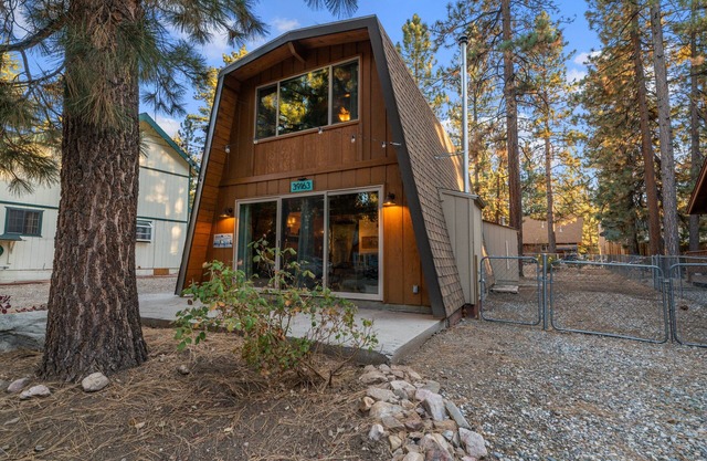 The Cozy Bear Cabin - Walk to Lake & Village, Fire Pit, Outdoor Games