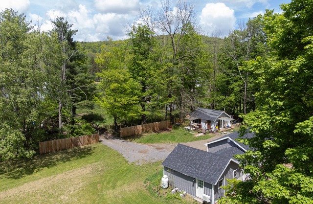 The Cozy Cabins at Walnut Grove- Your Perfect Getaway near Hunter/Windham
