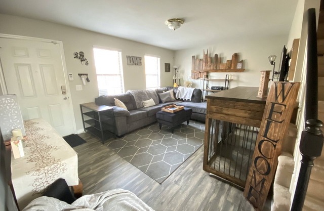 The Cozy Cave-2 Bedroom, 2 Bath, LARGE fenced BACKYARD!