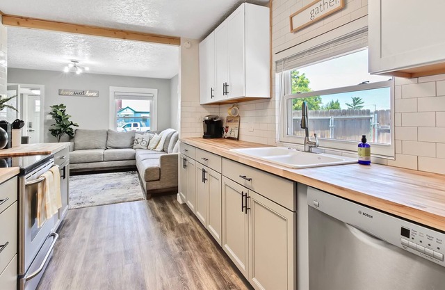 The Cozy Contemporary Cottage Home in Nampa Idaho