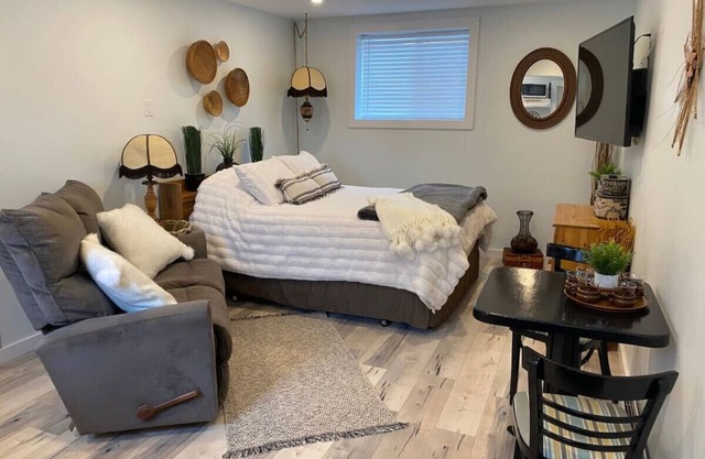The Cozy Cove - cozy and bright bachelor suite