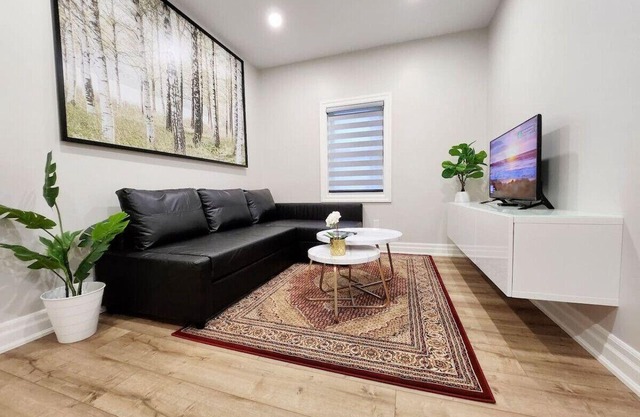 The Cozy Cove Modern King-Bedroom Full Apartment