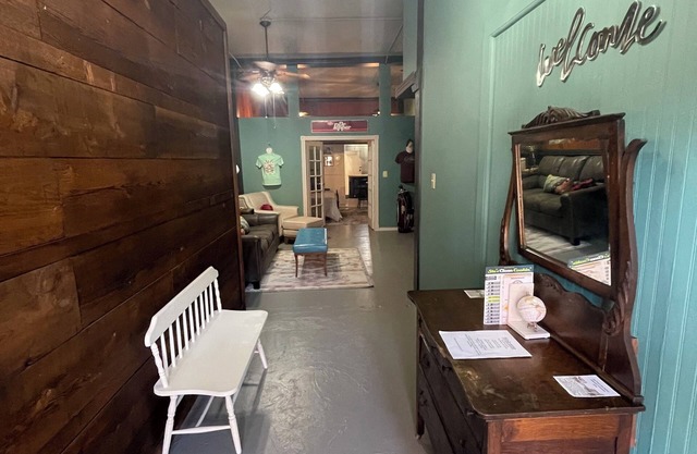 The Cranny at Main Street Suites: 1 bedroom with smart TV in downtown Van Buren