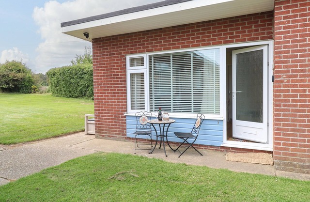 THE CRANNY, pet friendly, country holiday cottage in Mundesley