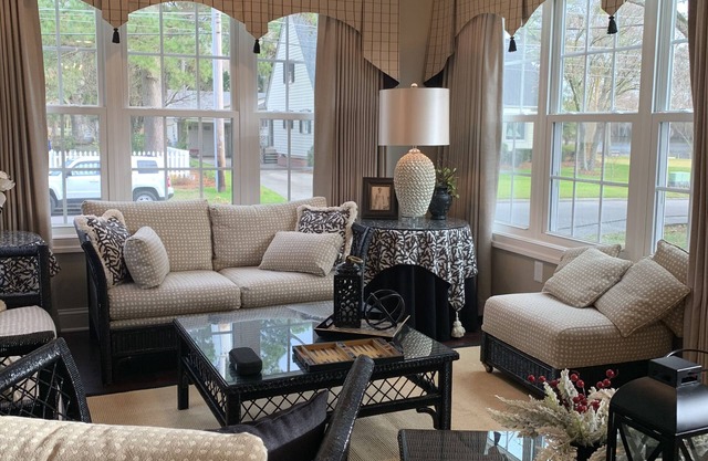 The Creek House ~Gorgeous upscale 3/BR 3/Bath home in historic district