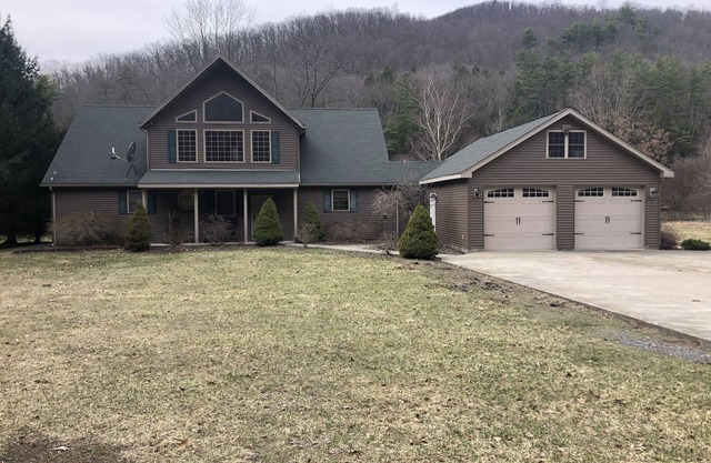 The Creek House~Sit back and unwind on the Pine!